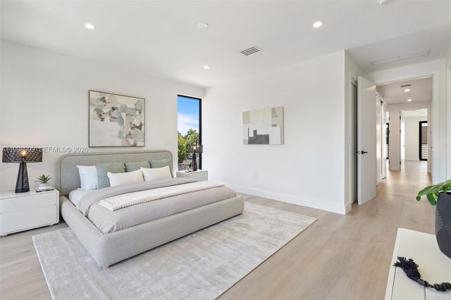 2431 NE 18th St, Fort Lauderdale, FL 33305