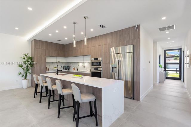 2431 NE 18th St, Fort Lauderdale, FL 33305