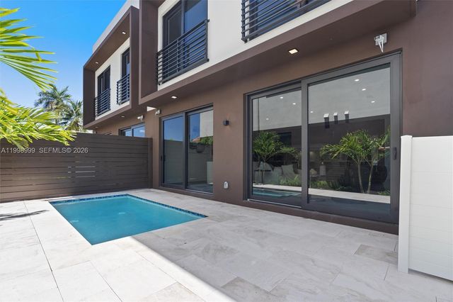 2431 NE 18th St, Fort Lauderdale, FL 33305