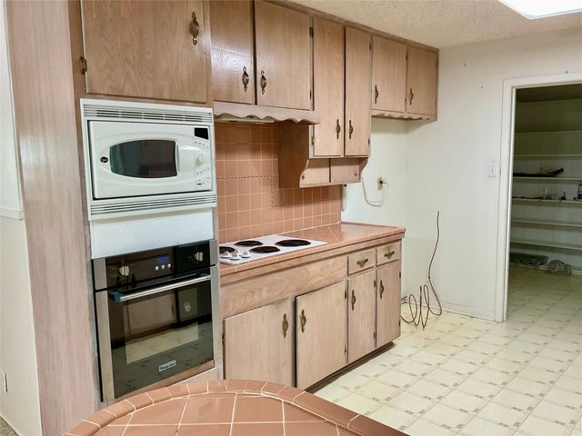 8600 Twilight Drive W, Benbrook, TX 76116
