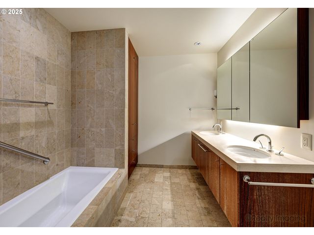 841 S GAINES St 319, Portland, OR 97239