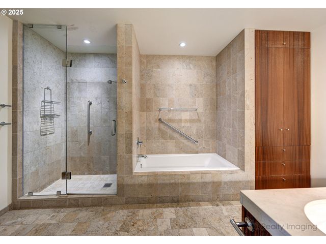 841 S GAINES St 319, Portland, OR 97239