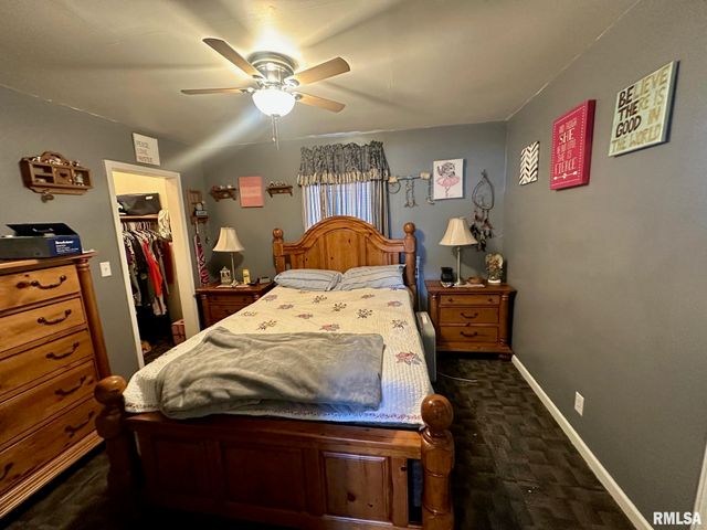 902 E OAK Street, Taylorville, IL 62568