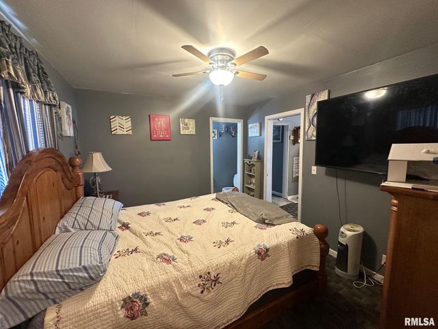 902 E OAK Street, Taylorville, IL 62568