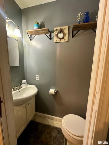 902 E OAK Street, Taylorville, IL 62568