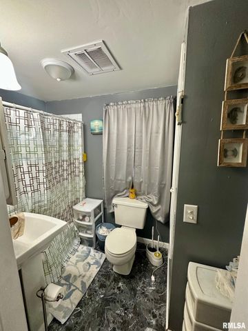 902 E OAK Street, Taylorville, IL 62568