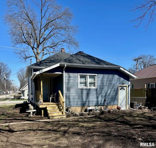 902 E OAK Street, Taylorville, IL 62568