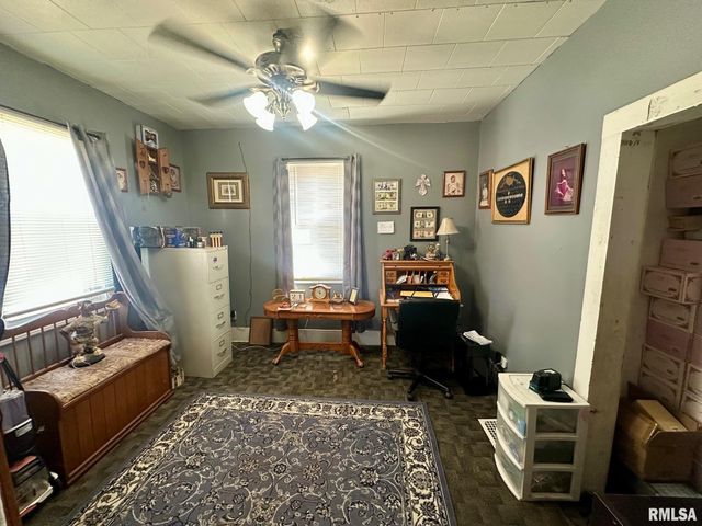 902 E OAK Street, Taylorville, IL 62568