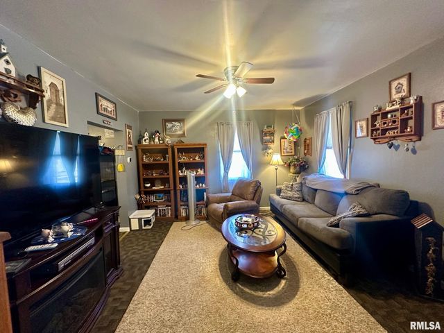 902 E OAK Street, Taylorville, IL 62568