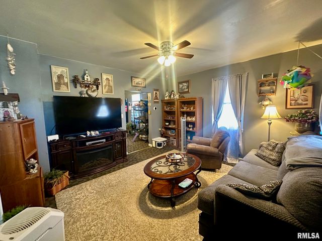 902 E OAK Street, Taylorville, IL 62568