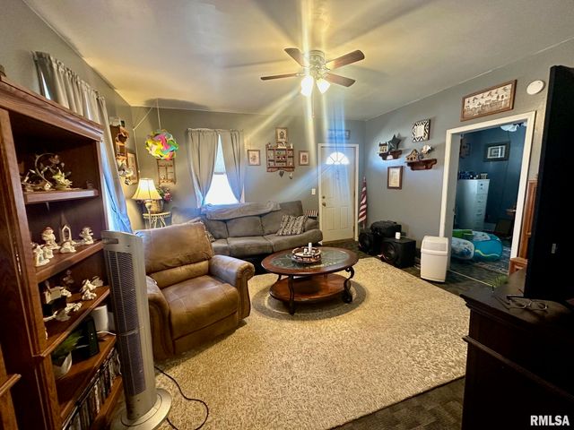 902 E OAK Street, Taylorville, IL 62568