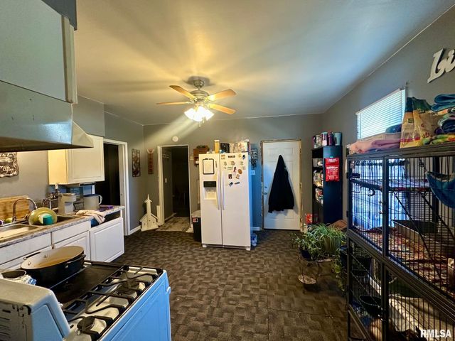 902 E OAK Street, Taylorville, IL 62568