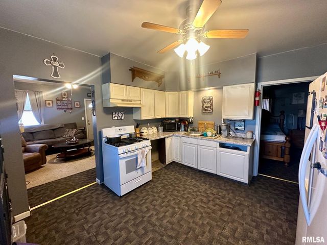 902 E OAK Street, Taylorville, IL 62568