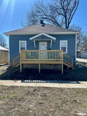 902 E OAK Street, Taylorville, IL 62568