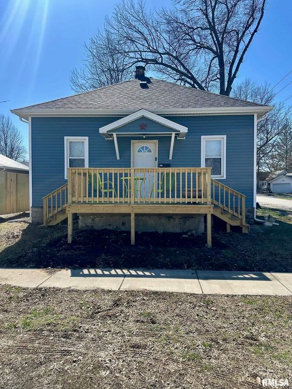 902 E OAK Street, Taylorville, IL 62568