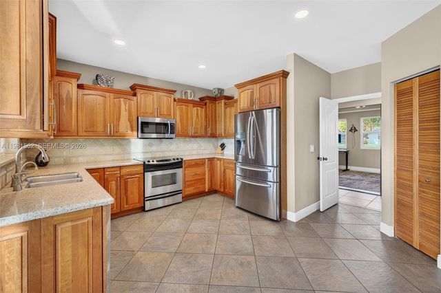 10376 SW 18th St, Davie, FL 33324