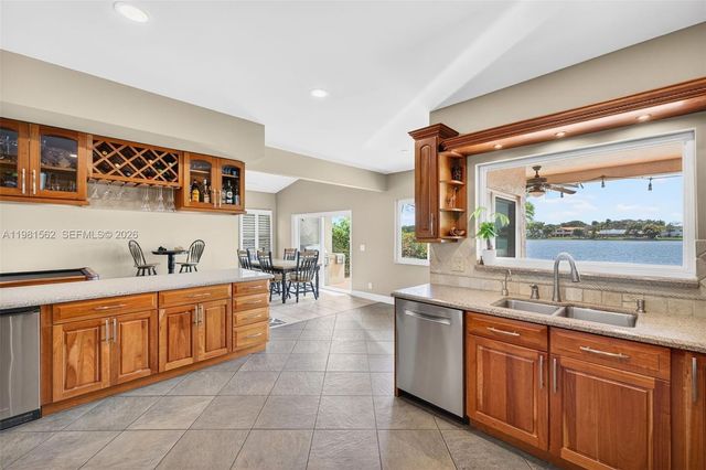 10376 SW 18th St, Davie, FL 33324