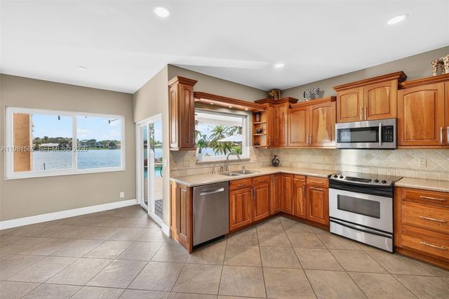 10376 SW 18th St, Davie, FL 33324