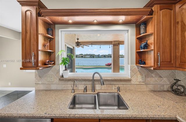 10376 SW 18th St, Davie, FL 33324