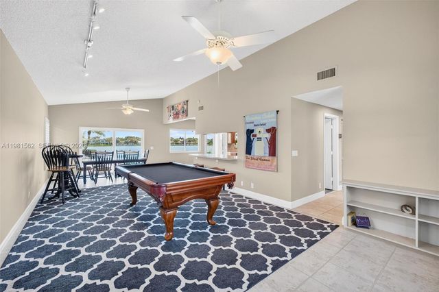 10376 SW 18th St, Davie, FL 33324