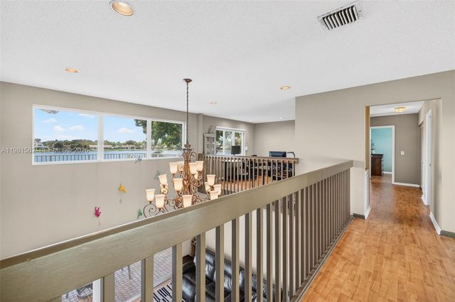 10376 SW 18th St, Davie, FL 33324