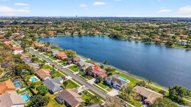 10376 SW 18th St, Davie, FL 33324