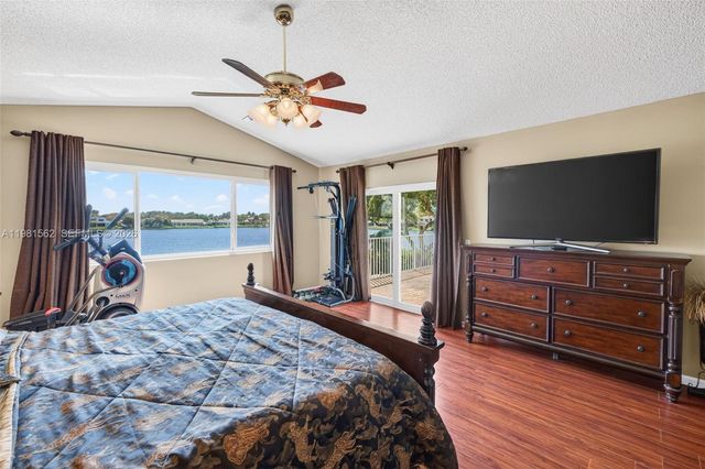 10376 SW 18th St, Davie, FL 33324