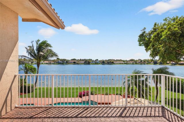 10376 SW 18th St, Davie, FL 33324