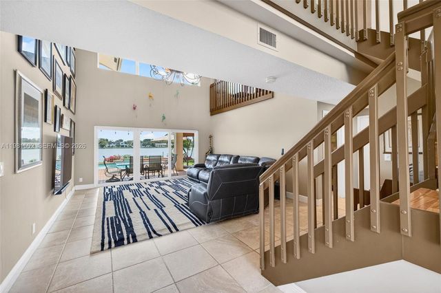 10376 SW 18th St, Davie, FL 33324