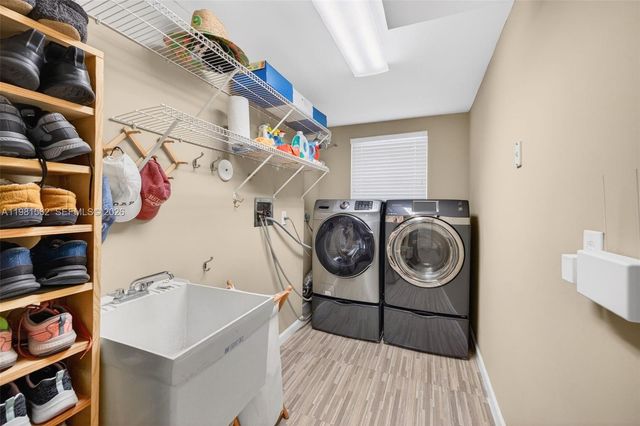 10376 SW 18th St, Davie, FL 33324