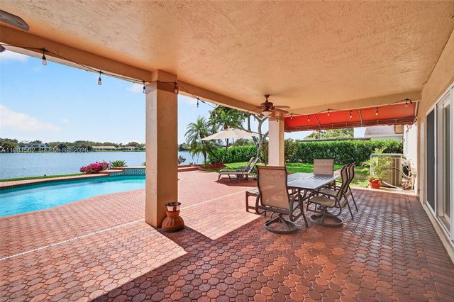 10376 SW 18th St, Davie, FL 33324