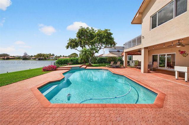 10376 SW 18th St, Davie, FL 33324