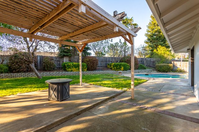 5782 Old Barn Way, Redding, CA 96001