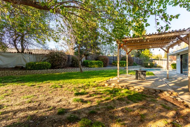 5782 Old Barn Way, Redding, CA 96001