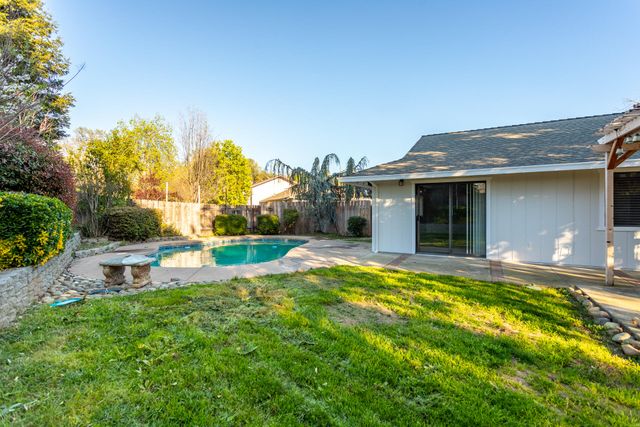 5782 Old Barn Way, Redding, CA 96001