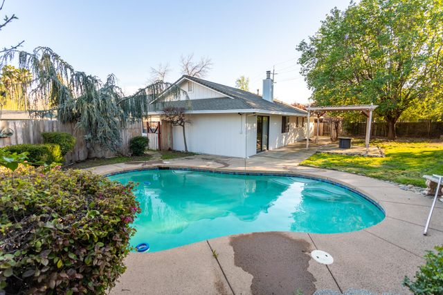 5782 Old Barn Way, Redding, CA 96001