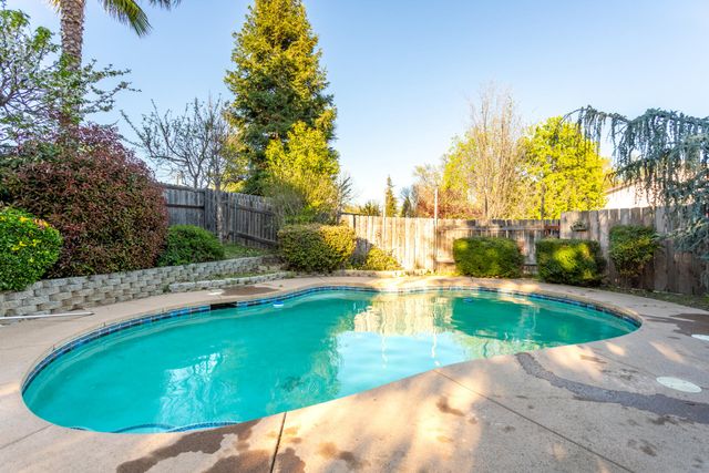 5782 Old Barn Way, Redding, CA 96001