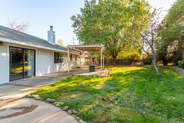 5782 Old Barn Way, Redding, CA 96001