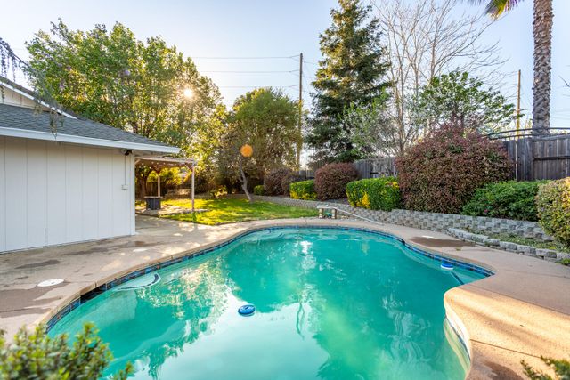 5782 Old Barn Way, Redding, CA 96001