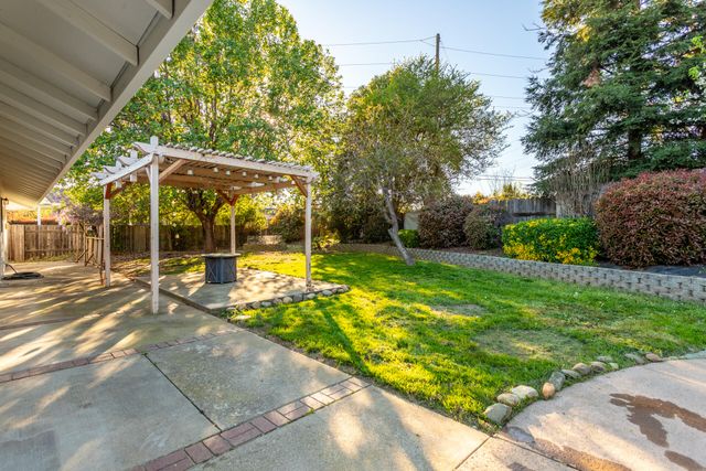 5782 Old Barn Way, Redding, CA 96001