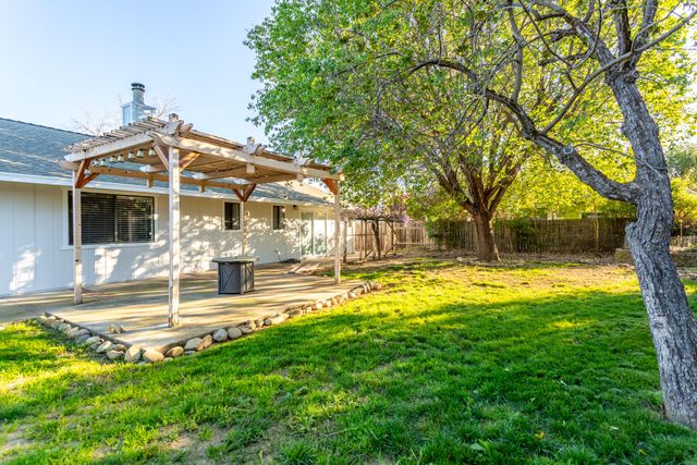 5782 Old Barn Way, Redding, CA 96001