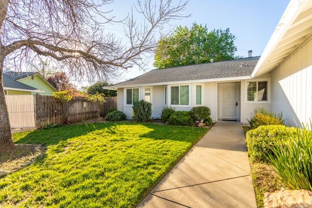 5782 Old Barn Way, Redding, CA 96001