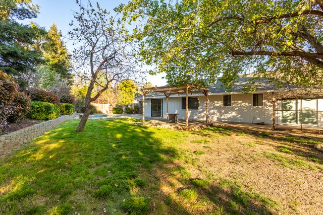 5782 Old Barn Way, Redding, CA 96001
