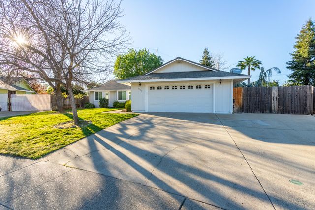 5782 Old Barn Way, Redding, CA 96001