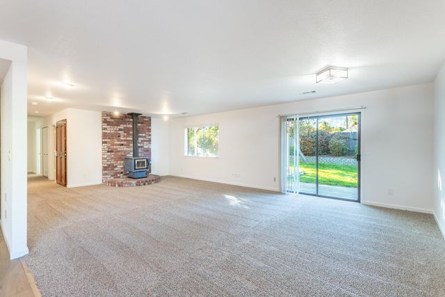 5782 Old Barn Way, Redding, CA 96001