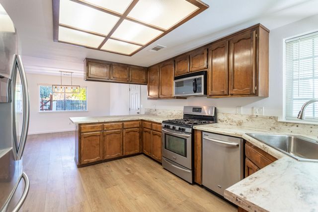 5782 Old Barn Way, Redding, CA 96001