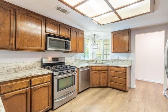 5782 Old Barn Way, Redding, CA 96001