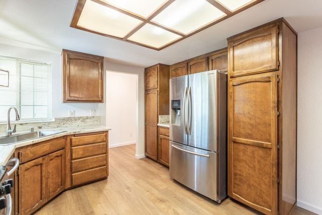 5782 Old Barn Way, Redding, CA 96001