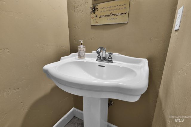 15955 Wintergreen Dr, Caldwell, ID 83607