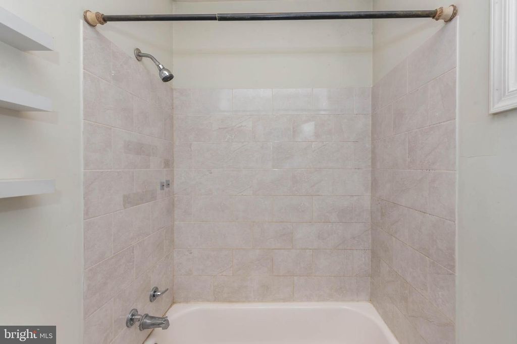 Image 10 of property listing at 204 N PORT ST, Baltimore, MD 21224